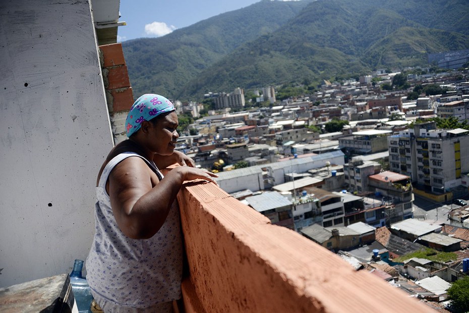 Eine Frau blickt vom Torre de David herunter, einem 45-stöckigen Hochhaus in Venezuelas Hauptstadt Caracas