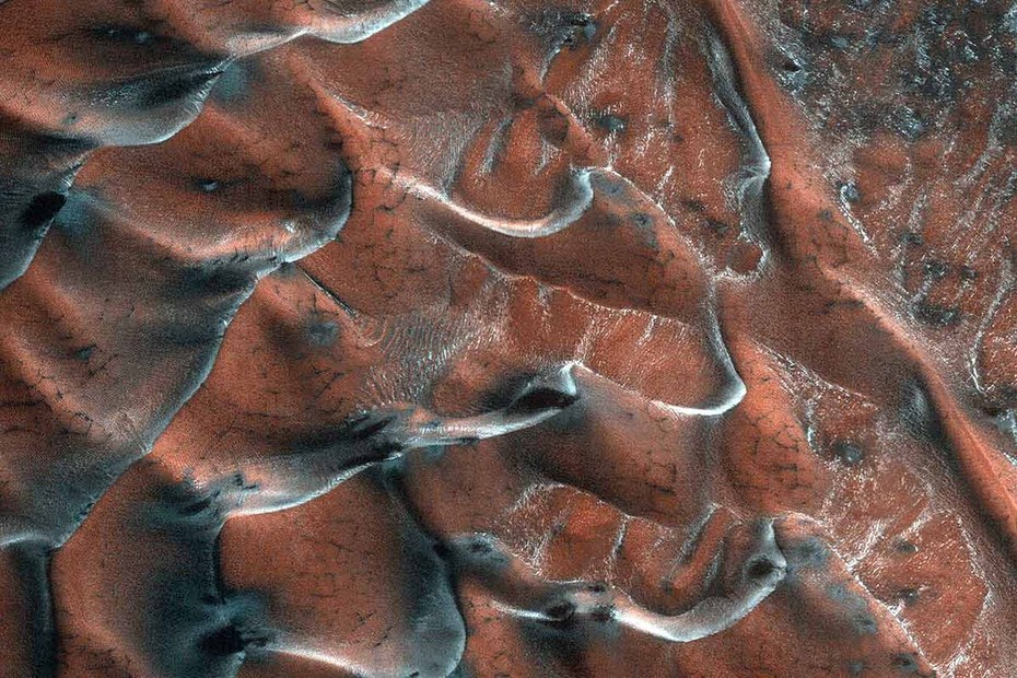 Sanddünen und Eis auf der Marsoberfläche