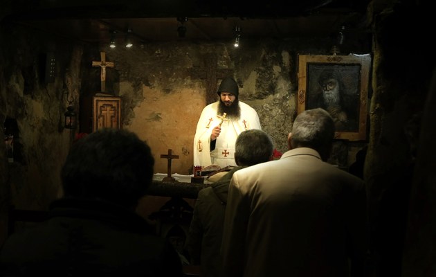 Christen bilden im Libanon die Minderheit. Ein maronitischer Mönch zelebriert die Messe im Qadisha Tal
