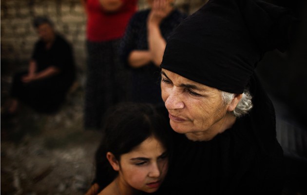Eine Frau hält ein Mädchen am Rande der von russischen Streubomben getroffenen georgischen Stadt Ruisi im Arm