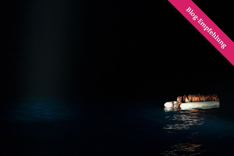 Flüchtende auf einem Boot vor der Küste Libyens. An die Todesopfer der gefährlichen Flucht scheint man sich in Europa gewöhnt zu haben