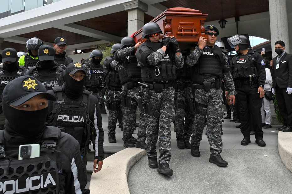 Polizisten tragen den Sarg des getöteten Präsidentschaftskandidaten Fernando Villavicencio während dessen Beerdigung am 11. August 2023