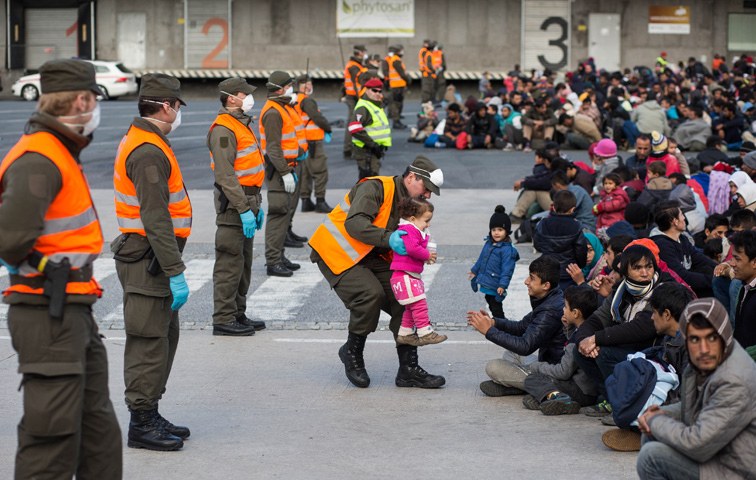Erzwungener Aufenthalt für Migranten an der Grenze zwischen Slowenien und Österreich