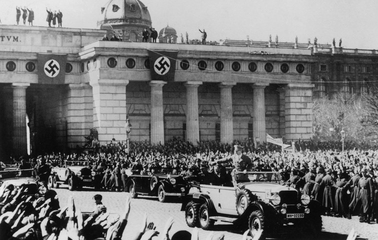 Adolf Hitler wird von den Österreichern 1938 in Wien begrüßt und gefeiert