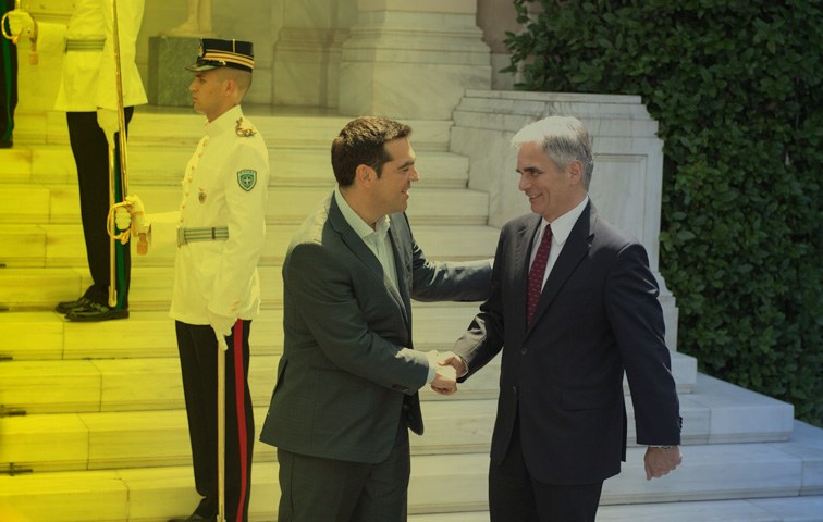 Alexis Tsipras begrüßt den österreichischen Kanzler Werner Faymann in Athen