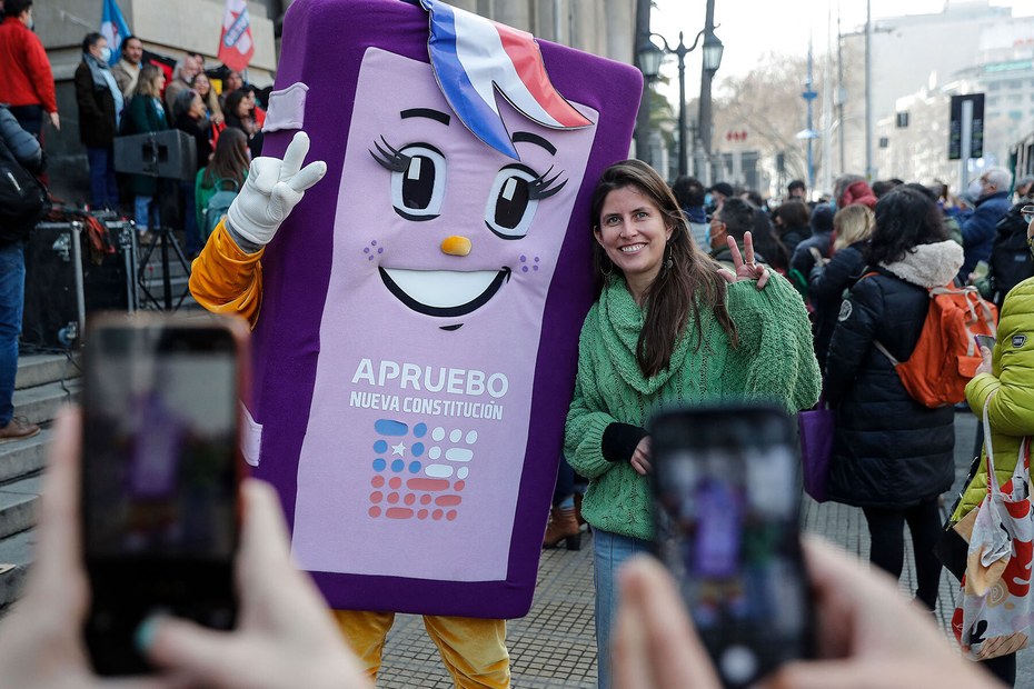 Das Maskottchen, welches die kommende chilenische Verfassung darstellen soll, ist in den Straßen von Santiago beliebt