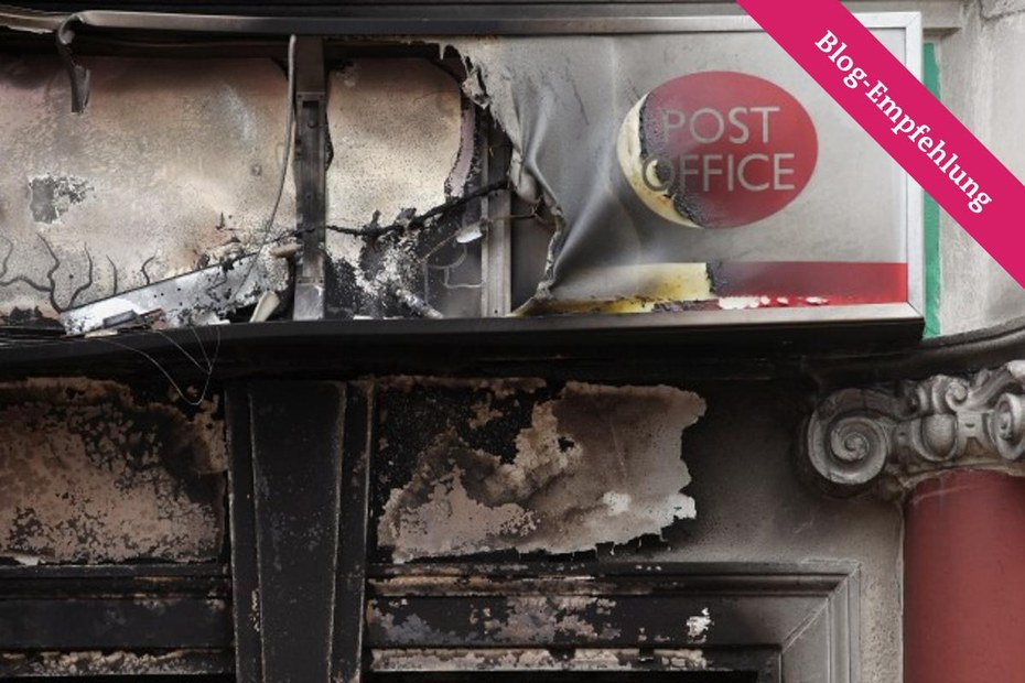 Eine ausgebrannte Postfiliale in Tottenham, London, während der London Riots 2011