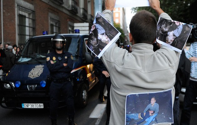 Ein Demonstrant hat sich Fotos von Opfern von Polizeigewalt aufgeklebt. Solche Beweisfotos sollen in Zukunft unterbunden werden