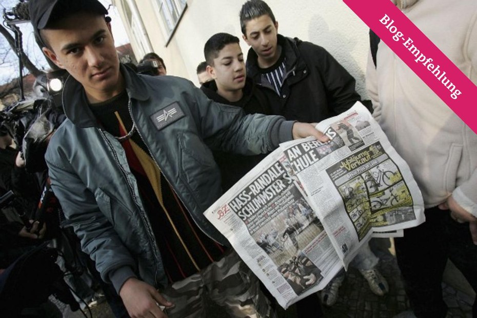 Ein Schüler der Rütli-Oberschule in Berlin-Neukölln zeigt Reportern die Berichterstattung als im März 2006 über eine mögliche Schließung diskutiert wurde