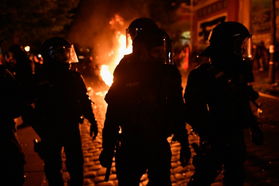 Die Barrikaden brannten, doch die Polizei griff lange Zeit nicht ein. Die Folge: Alle reden über die Krawalle, kaum einer über die Anliegen der G20-Gegner