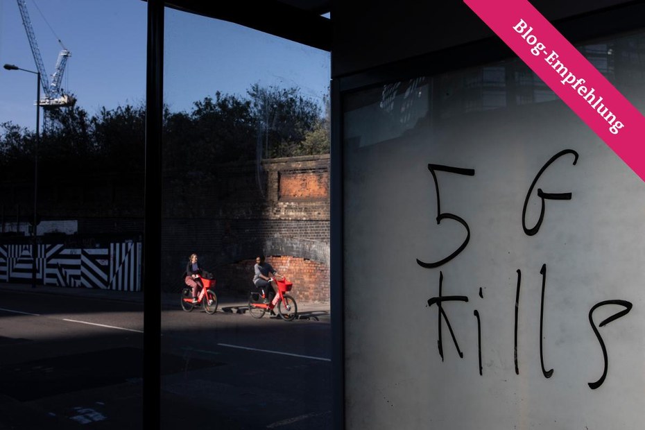 „5G tötet“ steht an einer Bushaltestelle in London. In Großbritannien wurden bis Anfang Mai 77 Funknetzmasten angezündet