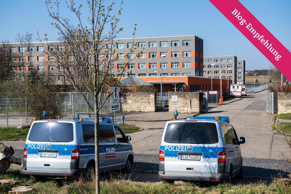 Polizeiwagen vor der Zentralen Aufnahmestelle für Flüchtlinge in Halberstadt, Sachsen-Anhalt. Hier wurden im Frühjahr mehrere Geflüchtete positiv auf das Coronavirus getestet