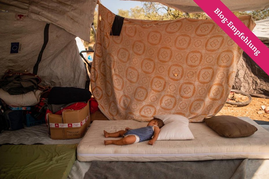 Ein Baby schläft in einer behelfsmäßigen Unterkunft in der Nähe des niedergebrannten Flüchtlingslagers Moria auf Lesbos, Griechenland
