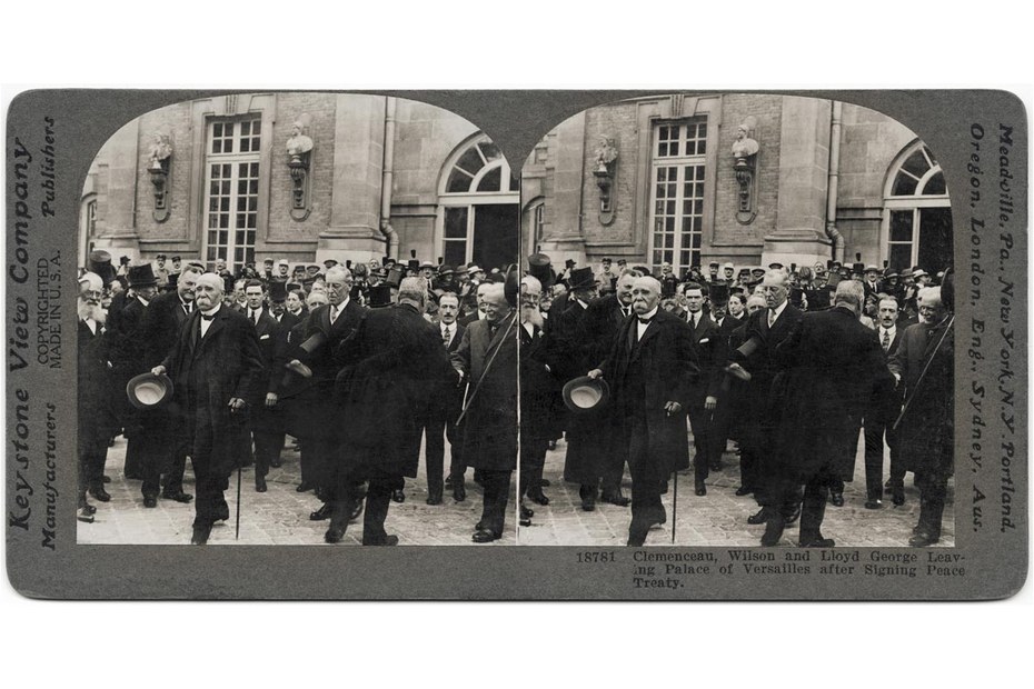 Der französischer Premierminister Georges Clemenceau (1841-1929, links), US-Präsident Woodrow Wilson (1856-1924, mittig) und der britische Premierminister David Lloyd-George (1863-1945, ganz rechts)
