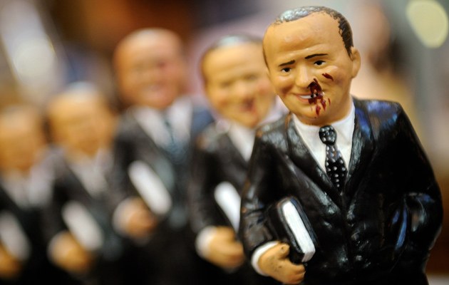 Sogar die Berlusconi-Puppen sind angeschlagen