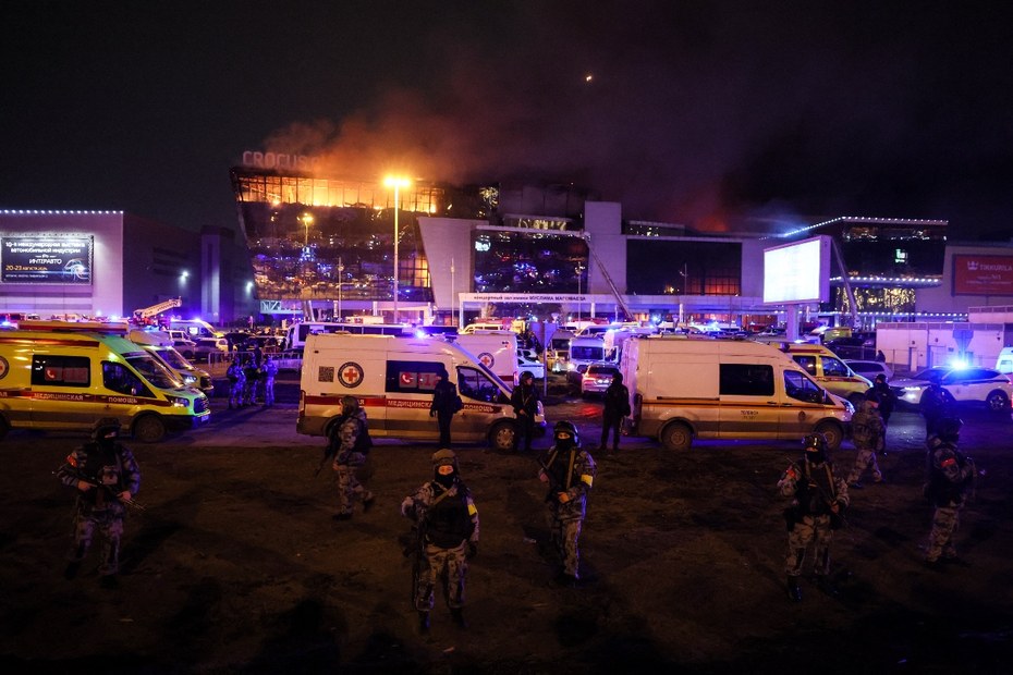 Dutzende von Krankenwagen und zahlreiche Hubschrauber waren vor der „Crocus City Hall“ stundenlang im Einsatz.