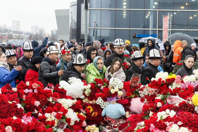 Zwei Tage nach dem Anschlag sorgt das multiethnische Russland für ein Blumenmeer am Anschlagsort.