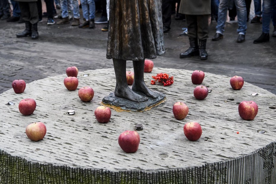 Äpfel in Gedenken an die Opfer des Holodomor, einer Hungersnot, der in den 1930er Jahren Millionen Menschen zum Opfer fielen