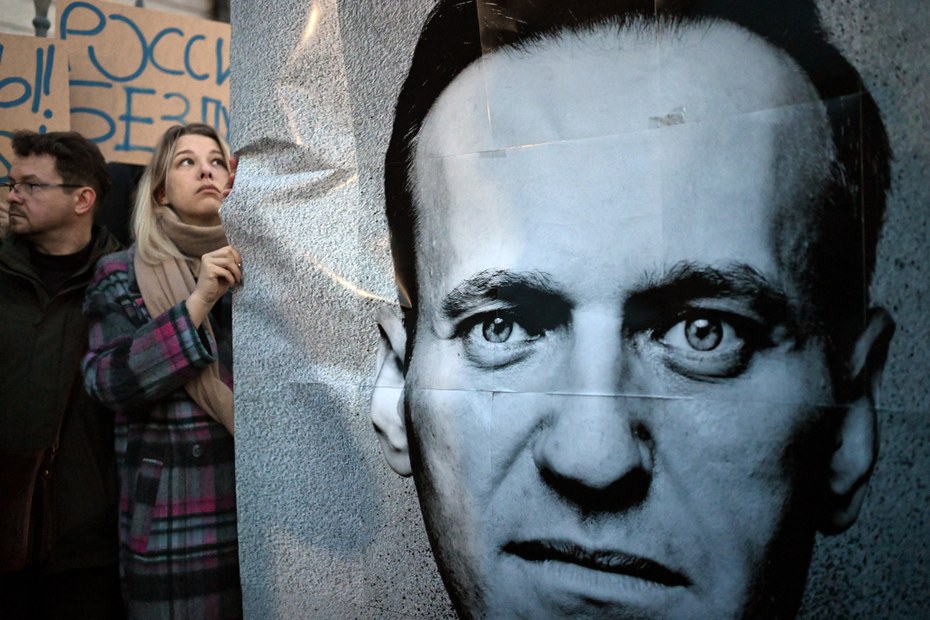 Demonstranten vor der russischen Botschaft in Warschau protestieren nach dem Tod von Alexej Nawalny gegen Putin