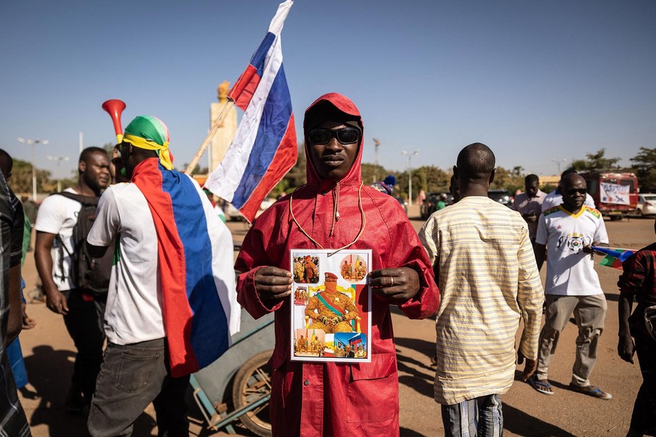Der Posterboy in Flecktarn mit dem roten Barrett auf dem Kopf ist Burkina Fasos 35-jähriger Staatschef Ibrahim Traoré. Ouagadougou, Januar 2023