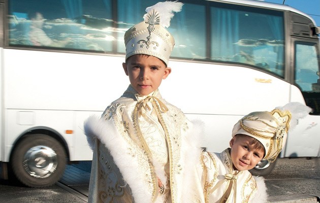 Zwei türkische Jungen in traditioneller Beschneidungskleidung