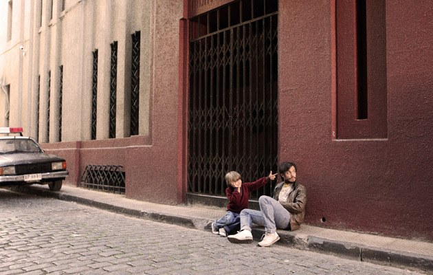 Kinderquatsch statt Knarren: René Saavedra (Gael García Bernal) malt den Chilenen die Welt, wie sie ihnen gefallen könnte