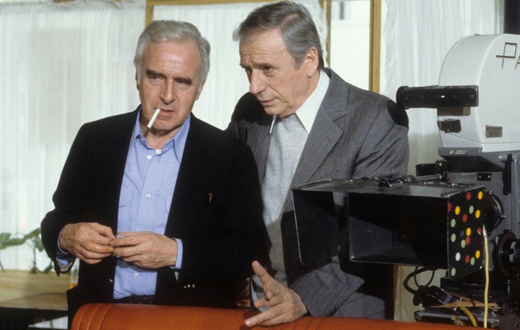 Claude Sautet (links) und Yves Montand 1983 beim Dreh von „Garçon !“
