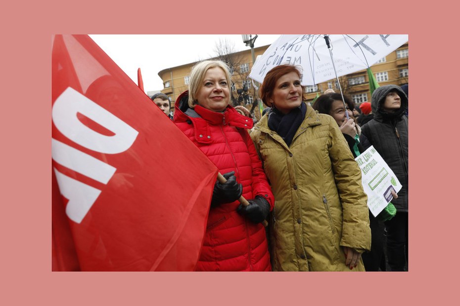 Gesine Lötzsch (l.) und Katja Kipping bei einer Demonstration für die Abschaffung des Paragraphen 219a, der die Werbung für Schwangerschaftsabbrüche untersagt