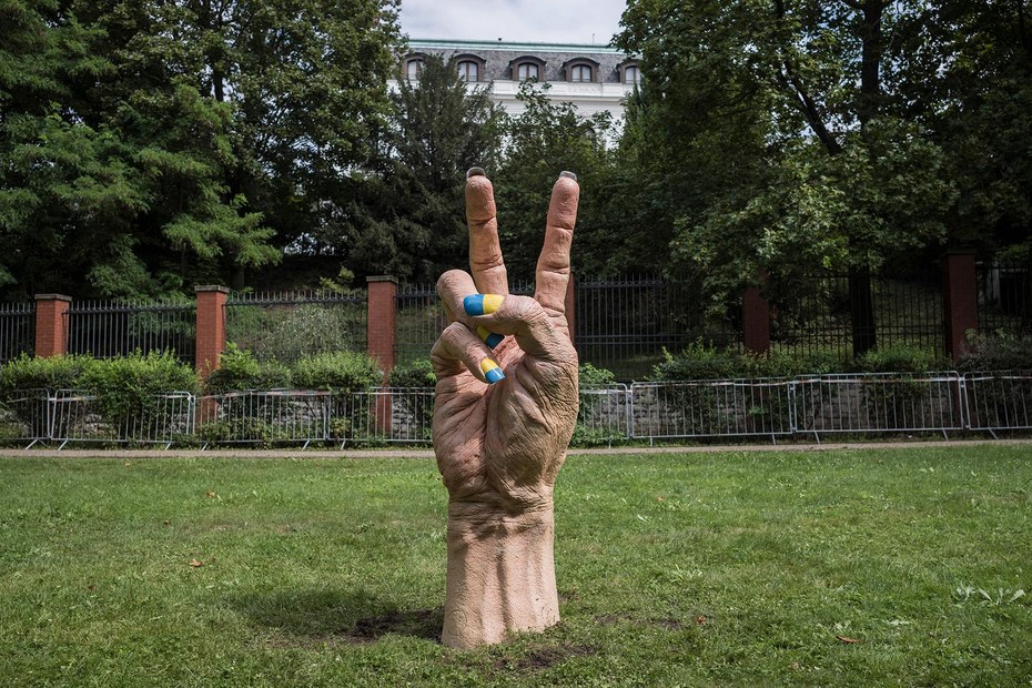 Könnte für „Peace“ stehen, meint hier aber „Victory“: Installation vor der russischen Botschaft in Prag