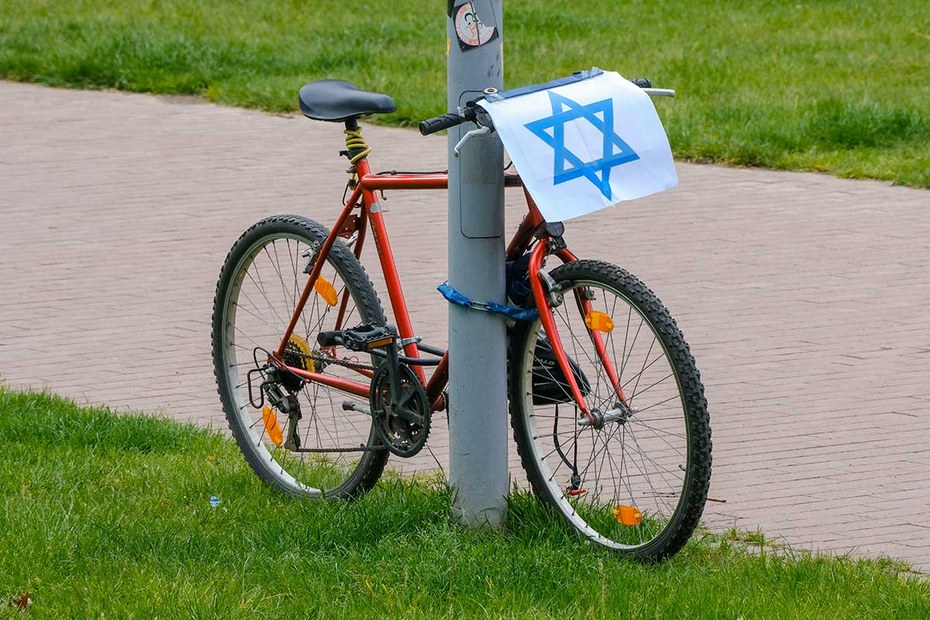 Eine Israel-Flagge vor dem Landtag in Düsseldorf