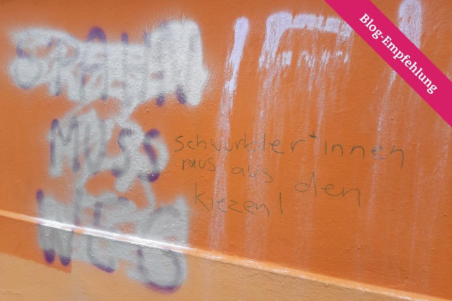 „Schwurbler*innen raus aus den Kiezen!“ wird gesprüht und sieht sich in Opposition zu einem anarchistischen Anti-Spahn-Graffiti