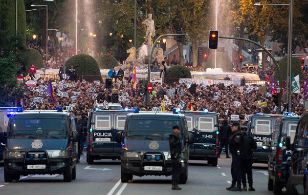 Fahrzeug-Puffer der Polizei vor dem Parlament in Madrid