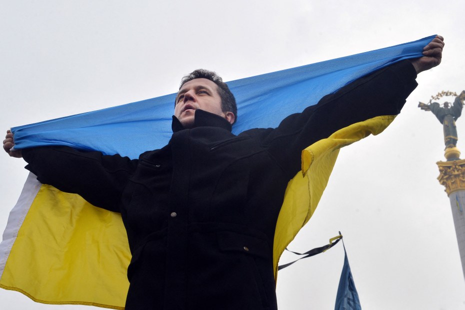 Ein Demonstrant mit einer ukrainischen Flagge auf dem Majdan in Kiew am 9. Februar 2014