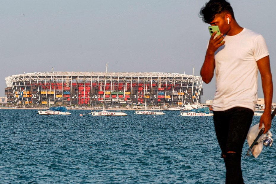 Das WM-Stadion „974“ in Doha besteht aus 974 Schiffscontainern, die Nummernfolge ist Katars internationale Telefonvorwahl. Nach der Fußball-WM sollte es eigentlich ab- und an anderem Ort wieder aufgebaut werden, zuletzt war aber eine erneute Nutzung bei der Asienmeisterschaft 2024 im Gespräch.