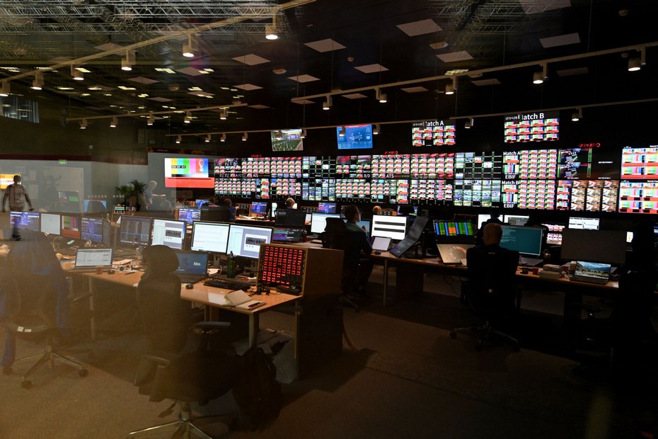 Ein Blick in den Kontrollraum des International Broadcast Centre (IBC) der Fußball-WM in Doha