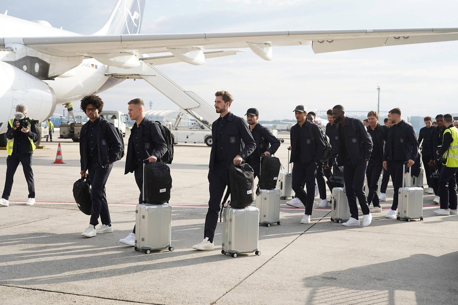 Abflug: Die deutsche Nationalmannschaft beim Einsteigen in ein Flugzeug