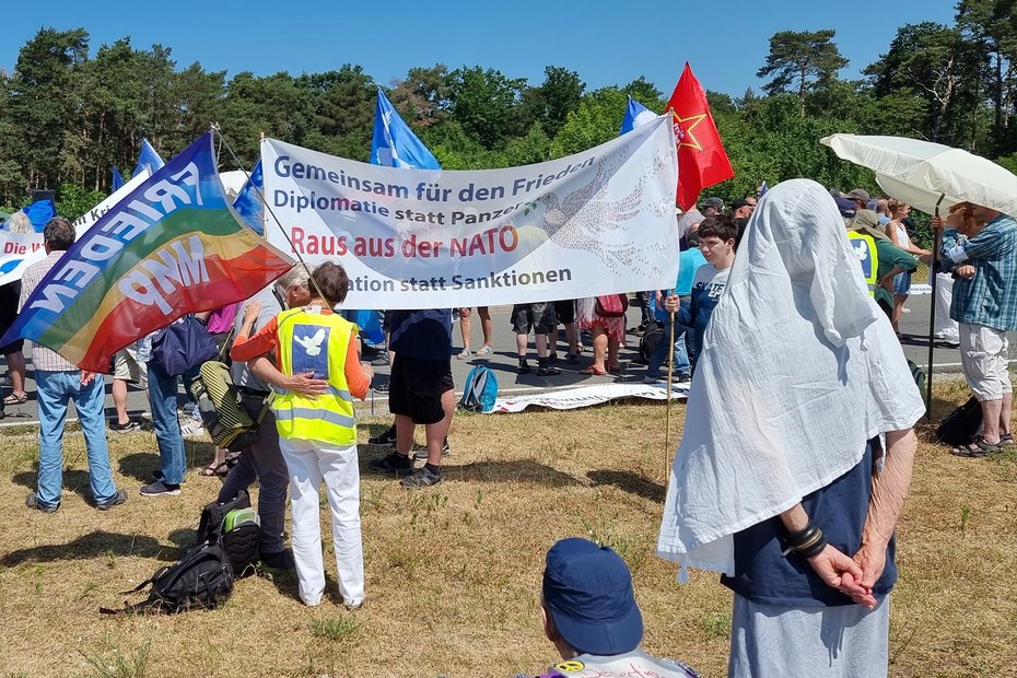 Auf dem Fliegerhorst in Wunstorf wird gegen das NATO-Manöver „Air Defender 2023“ demonstriert