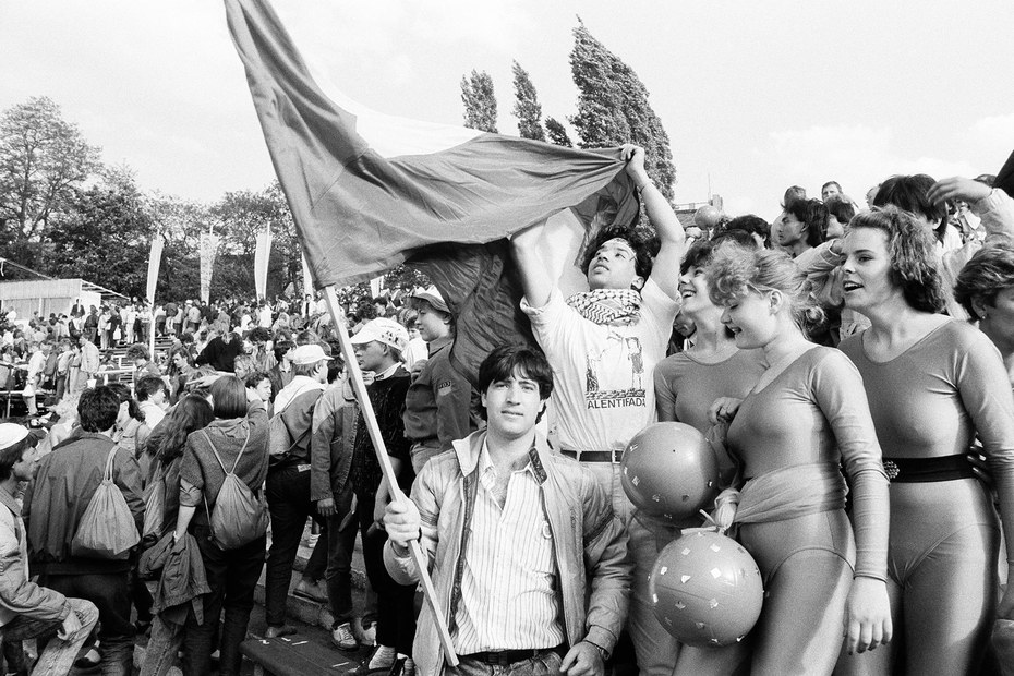 Arabische Jugendliche mit palästinensischer Flagge beim FDJ-Pfingsttreffen im Stadion der Weltjugend in Berlin, 1989