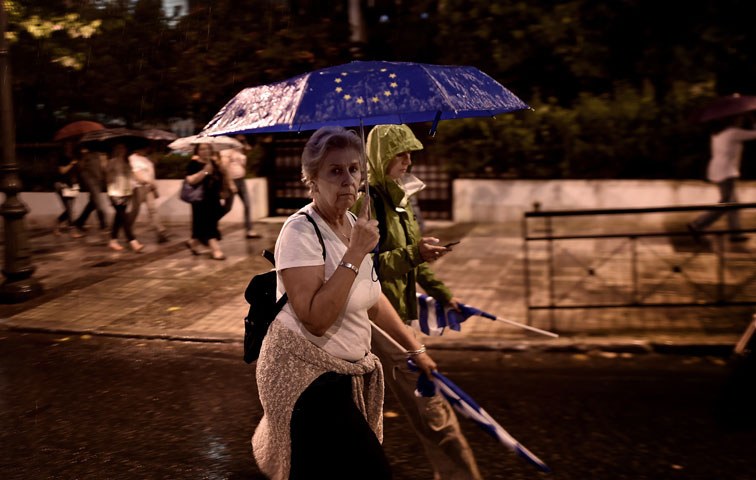 Im Regen stehen gelassen: Der Austeritätskurs hat Griechenlands Krise verschärft