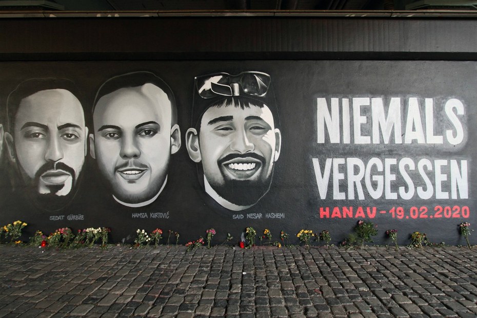 In Frankfurt erinnert ein Wandgemälde an die Opfer des rassistischen Terrors von Hanau. Gerade in Hessen zeigt sich: Für den Kampf gegen Rassismus in Deutschland engagiert sich vor allem die Zivilgesellschaft