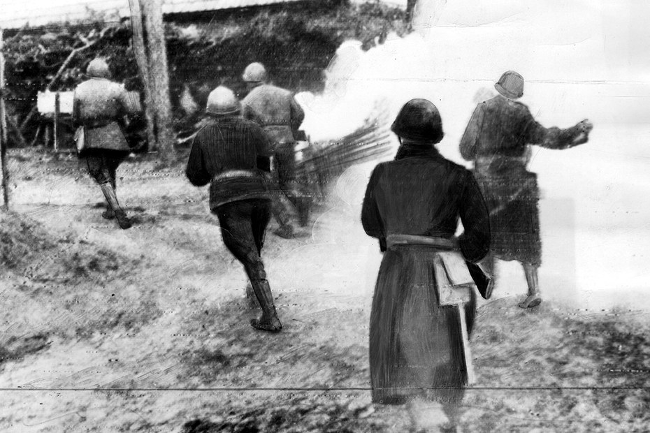 Sowjetsoldaten stürmen eine polnische Stadt an der Ostfront, 1945