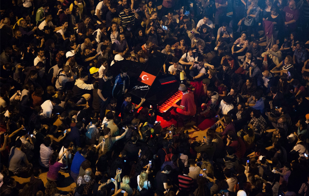 Kampf für Vielfalt: Demonstrierende lauschen am Taksim Square einem Klavierkonzert