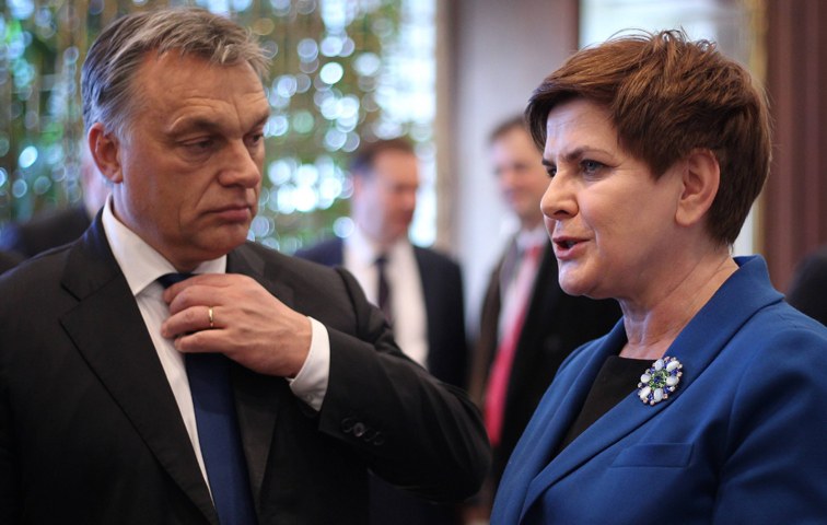 Punkten mit linken Themen: Viktor Orbán in Ungarn und Beata Szydło in Polen