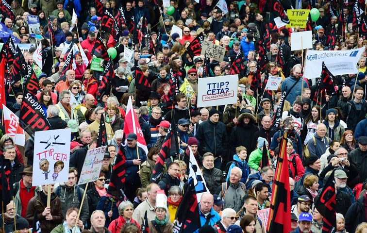 Auf der Straße demonstrieren die Linken, scheitern könnte TTIP an den Rechten