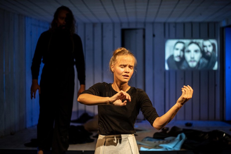 Grete Samsa (Nelly Politt) in „Die Verwandlung@Whiteboxx“ nach Franz Kafka am Rheinischen Landestheater Neuss