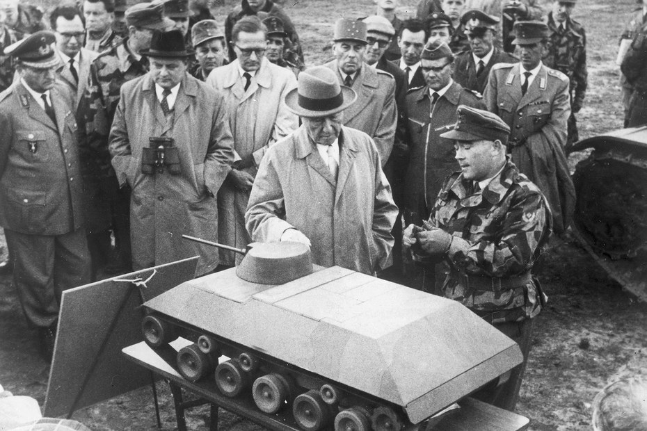 Kriegstüchtig 1958: Minister Strauß (dunkler Hut) und Kanzler Adenauer (heller Hut) lassen sich den Panzer HS 30 erklären