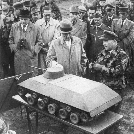 Kriegstüchtig 1958: Minister Strauß (dunkler Hut) und Kanzler Adenauer (heller Hut) lassen sich den Panzer HS 30 erklären