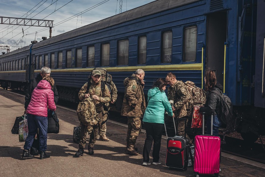 Abschied von der Familie vor dem Weg an die Front in der Ukraine