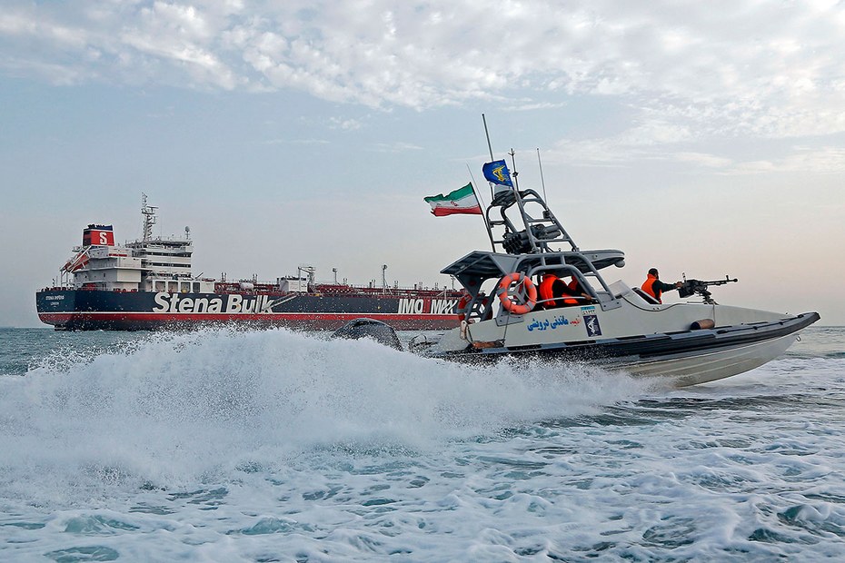 Ein Schiff der iranischen Küstenwache patroulliert um einen britischen Tanker vor der iranischen Hafenstadt Bandar Abbas