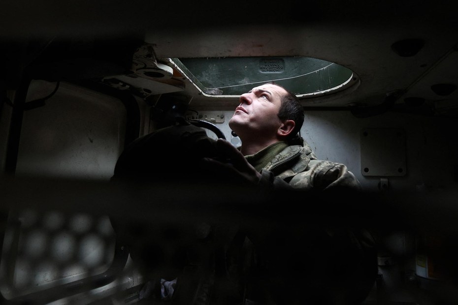 Ein ukrainischer Soldat in einem Leopold 2 Kampfpanzer unweit der Frontlinie